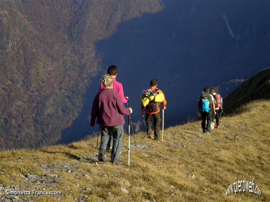 32 SI RIENTRA PASSANDO PER IL PASSO BACIAMORTI.JPG